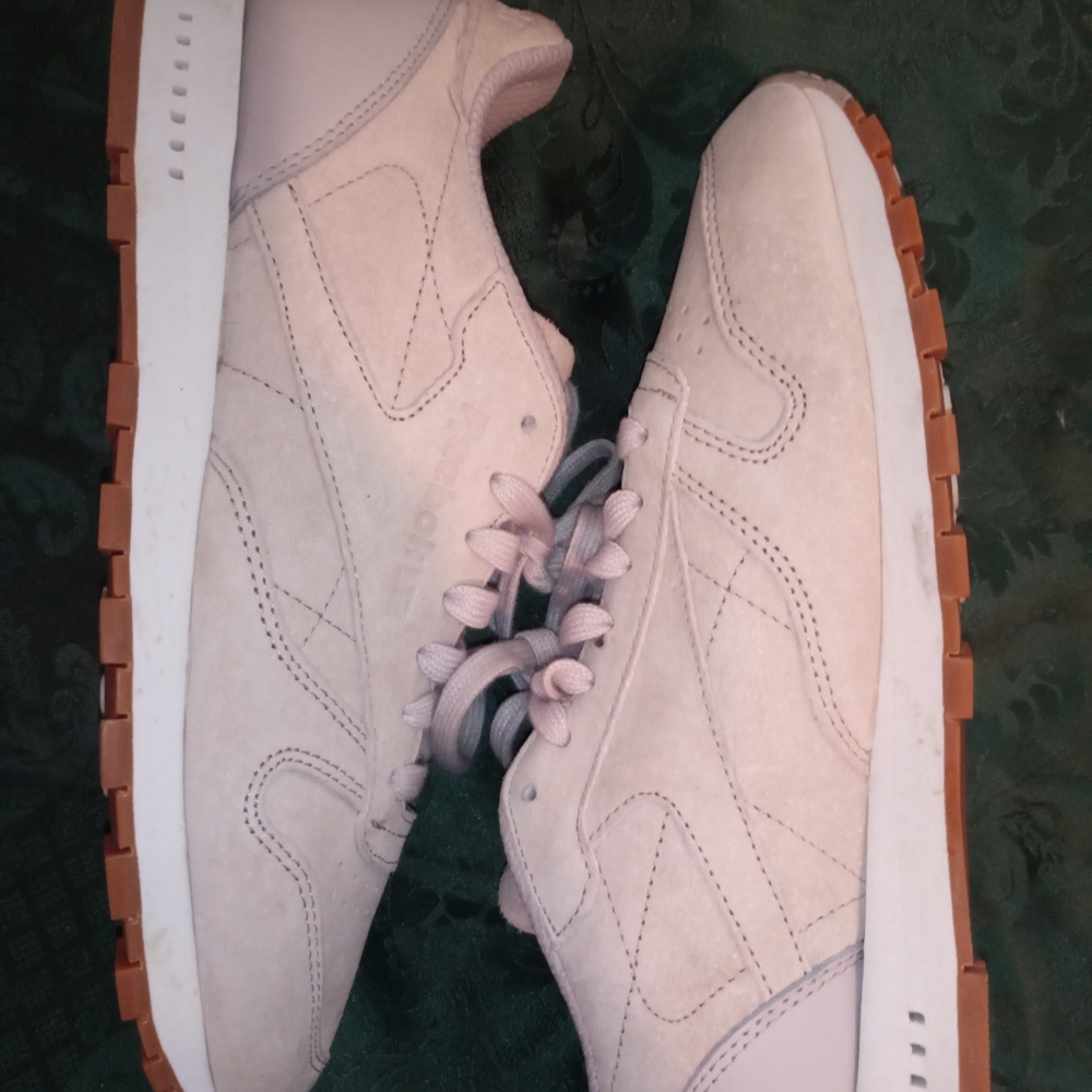 Reebok Classics. ((  Size 8. ))
